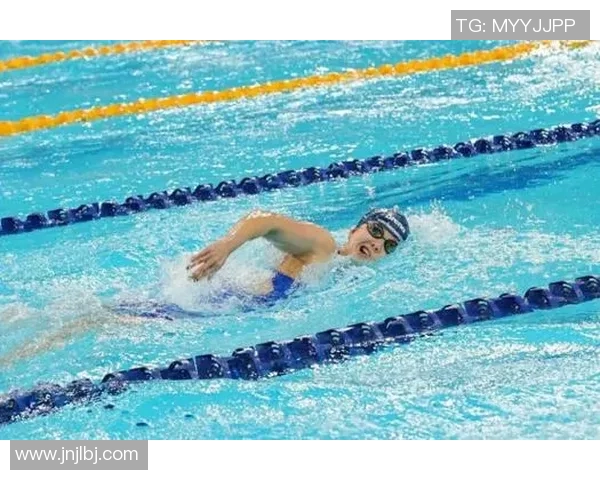 《泳池炫技激战：跨越极限的体育表演与游泳精彩瞬间》