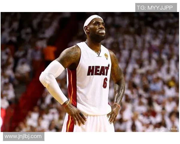 詹姆斯在热火对凯尔特人比赛中精彩扣篮震撼全场引发热议