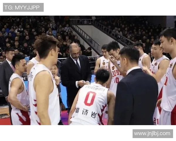 成都羽毛球队与杭州羽毛球队赛后复盘分析比赛节奏与策略对比